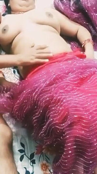 Mooie Indische Bhabhi in rode kleur Saree.
