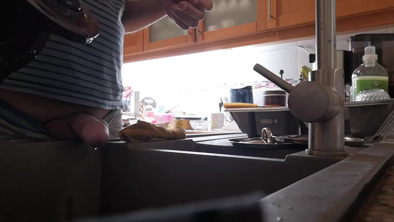 Rafael Torreano: किचन सिंक में सुबह का पेशाब