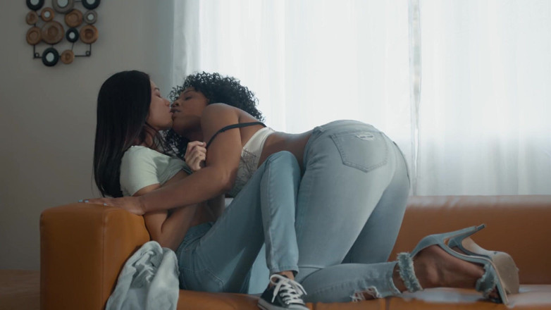SweetheartVideo: Bellezas lesbianas 20 escena 1: impresionantes lesbianas anhelan coño