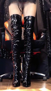 Mon PVC noir et brillant vous botte la cervelle