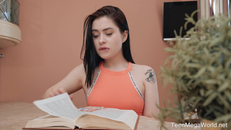 Teen Mega World: Orgasme solo di dapur