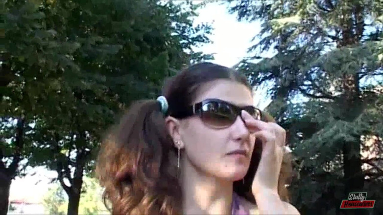 Vere Casalinghe Italia.: Nadržená brunetka s velkými prsy masturbuje venku