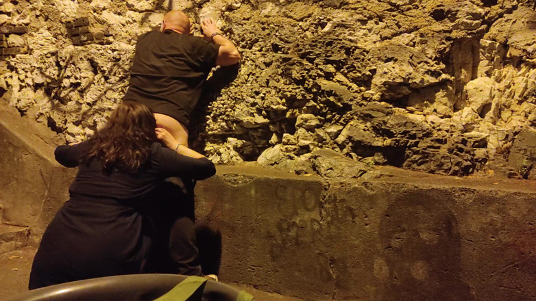 Toilet Mommy: 继母舔舐她继子毛茸茸的屁股并让他射精