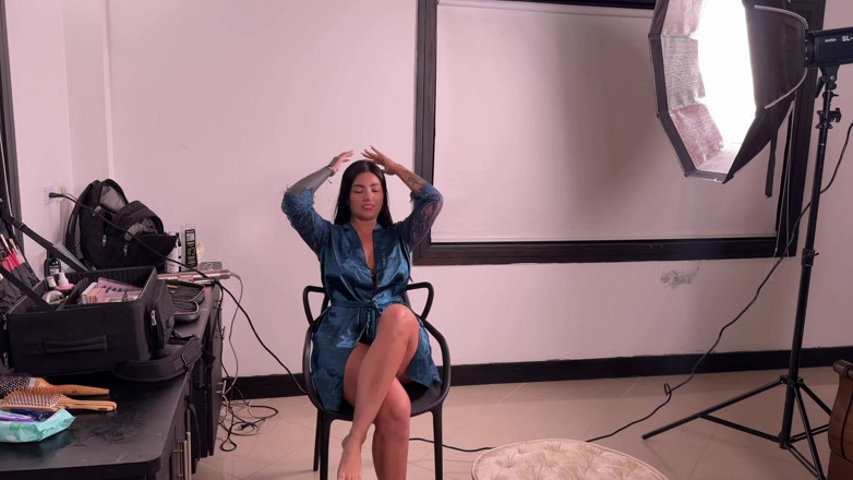 La Rola: Fake Makeup Artist Cums on My Face and Tits - Saying...