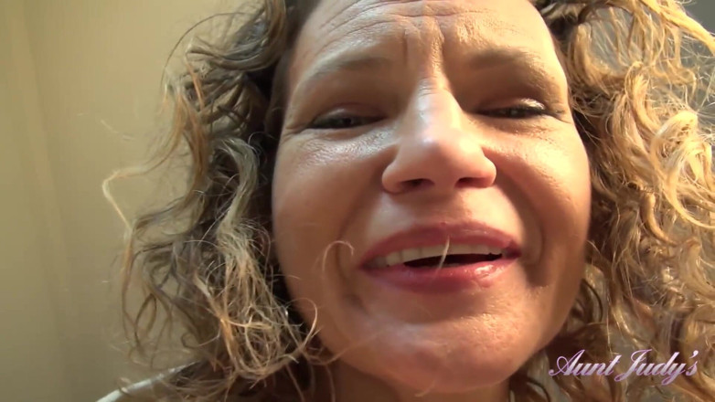 Aunt Judy's: Sua madrasta safada Tia sabe que você tem assistido milf...