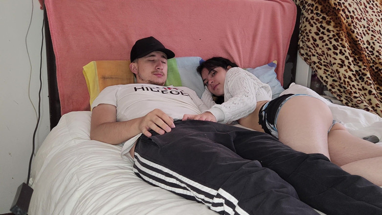 Jopy sex: Seine nichte kommt in sein bett, um seinen schwanz zu...