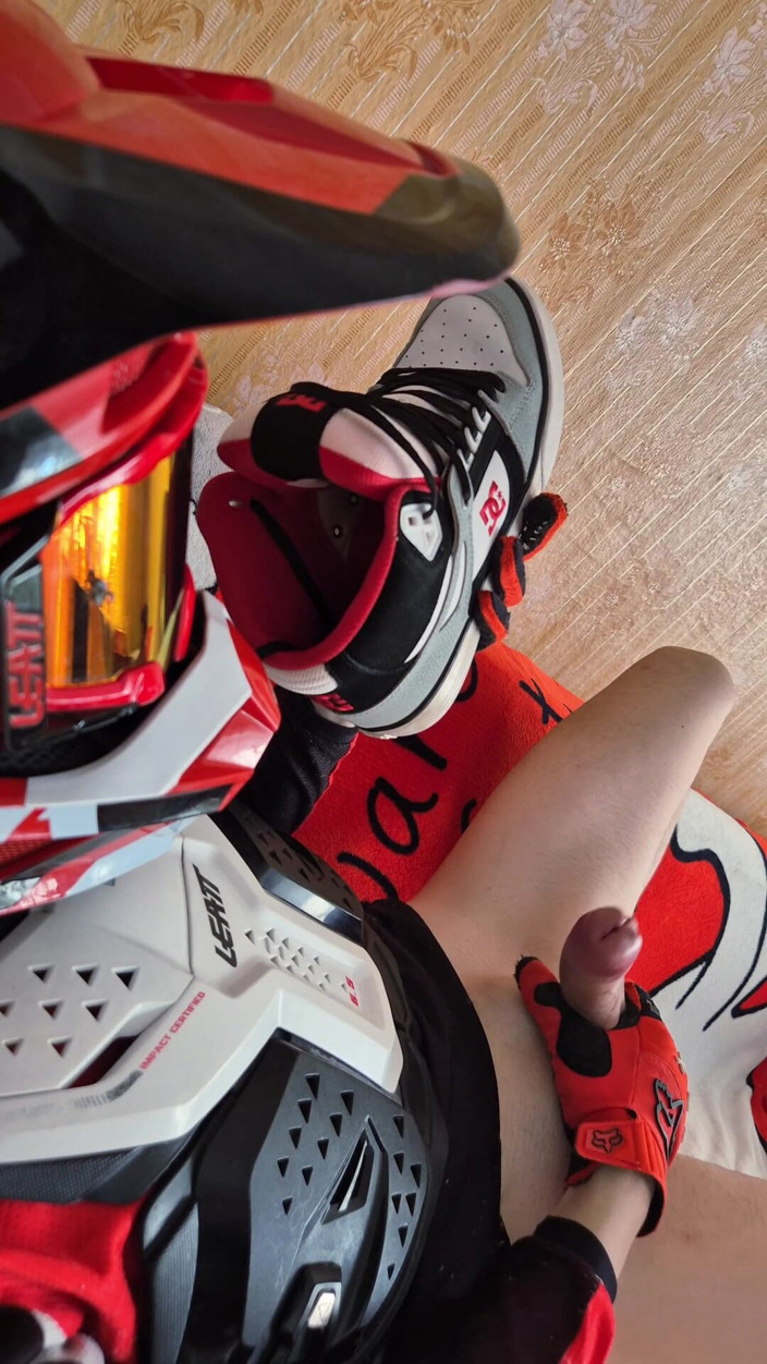 Sneakersmax98: Cowok ini lagi asik orgasme di perlengkapan sepeda motor