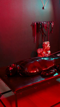 Malesub em Bodybag recebe tratamento com gasmask