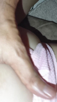 Schiaffi e frustate di tette lattiginose dal fidanzato mentre mi diverto con il vibratore