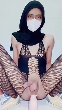 Asijský hidžáb Sissy Dildo jízda anální trénink