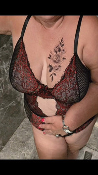60 anos, grandona avó madura madrasta em banheiro de luxo, bunda gorda, peitos grandes e buceta suculenta.