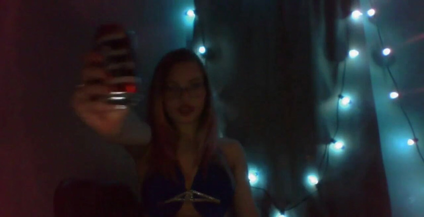 Kira Burn: उन लोगों के लिए जो ऑनलाइन स्ट्रिप क्लब की रात को याद करते थे