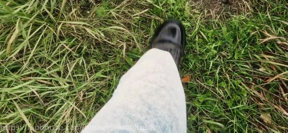 ArchiRusik: Aku nggak sengaja ngeliat kontol besar pria desa ini, dia...