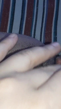 Ich masturbiere meine unschuldige, unrasierte muschi, während meine eltern bei der arbeit sind