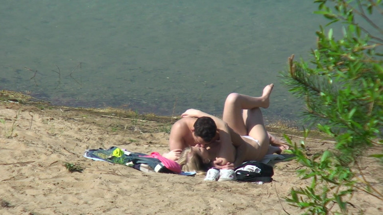 Lucky Perverts: La bionda e il suo uomo vengono filmate mentre scopano