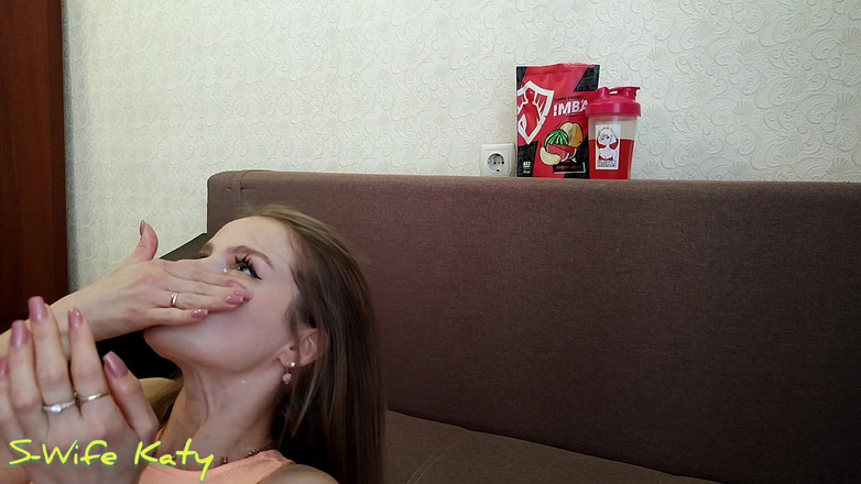 S-Wife Katy: 充满精液的美女（s-妻子凯蒂）填满了整个脸