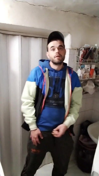 Mă masturbez cu fostul meu iubit în baie pentru că a adormit și nu avea pe nimeni care să-mi dea o