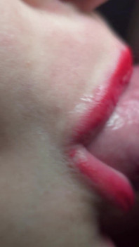 Yakın çekim: şehvetli kırmızı dudaklar yarağının titreşen ağzına boşalmasını sağlıyor! En iyi gerçek ıslak oral seks asmr