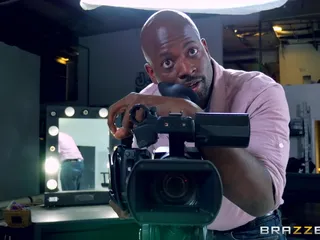 Brazzers - Johnny Sins veut baiser l'assistante de production sexy Kissa Sins au lieu de la star du porno