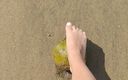 Foot Files: フットファイル:ビーチでのココナッツによるセルフマッサージ
