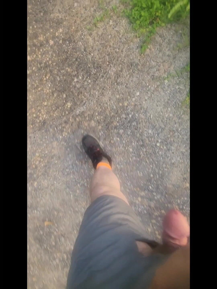 Djk31314: 트럭 정류장에서 산책하러 갔어