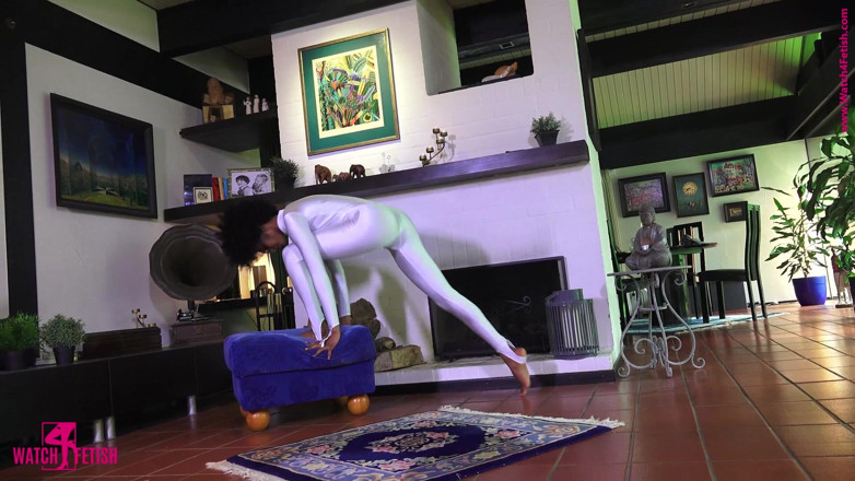 Gymnastic: 白いゼンタイキャットスーツでのアクロバット