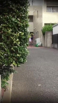 Două soții tinere care locuiesc alături în același apartament 1