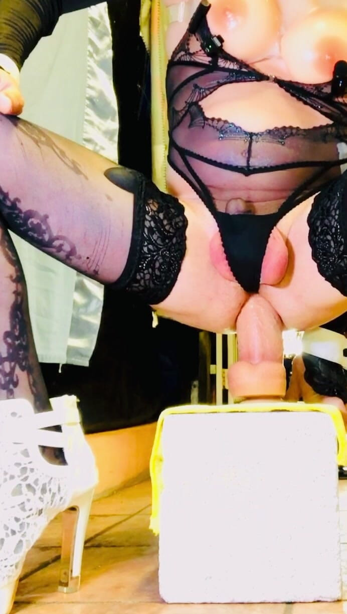 Benito studio: Une femboy mignonne rinçage d’un gros gode