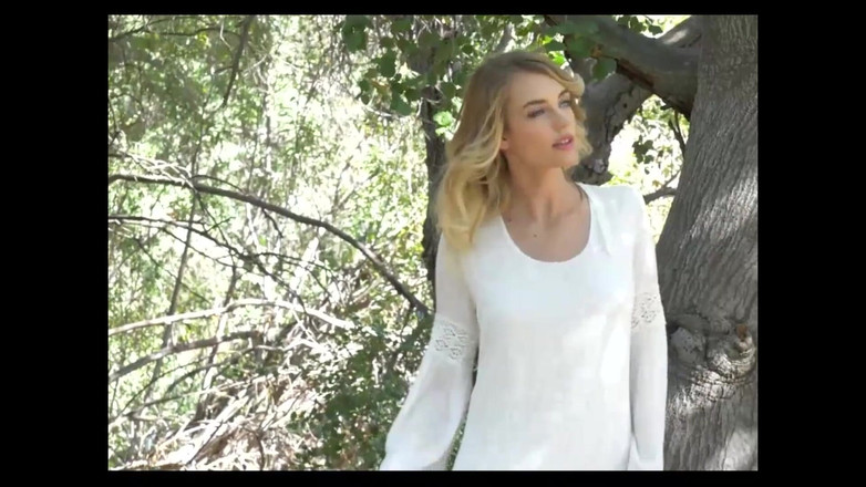 Just X Star: Mooi model masturbeert