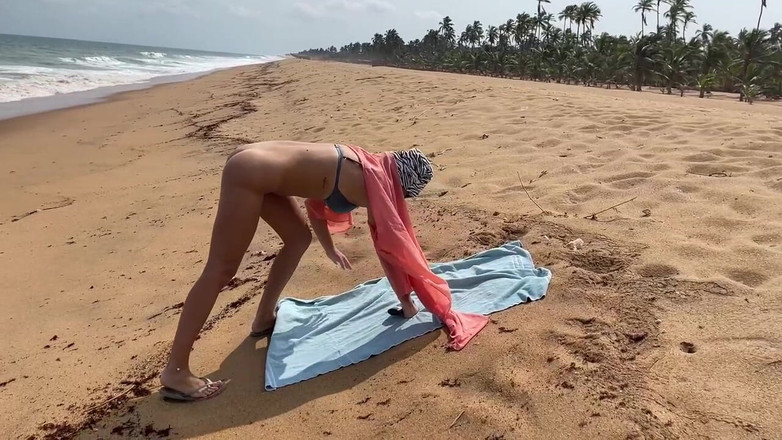 Batty Lux: Berjalan dan berjemur telanjang di pantai