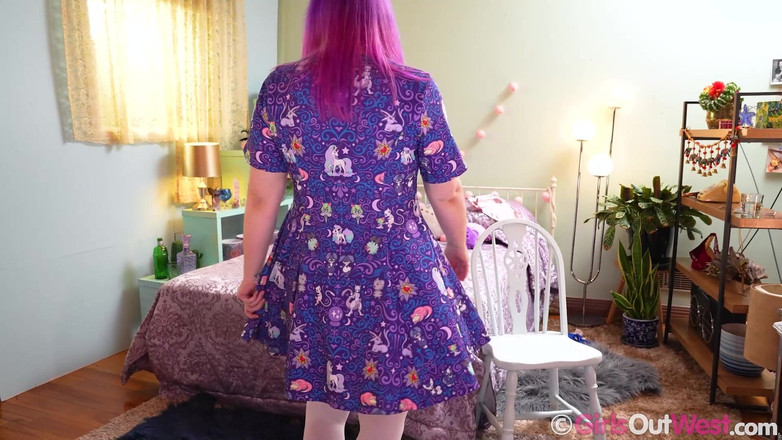 Girls Out West: Chica de pelo morado con curvas se mete los dedos...