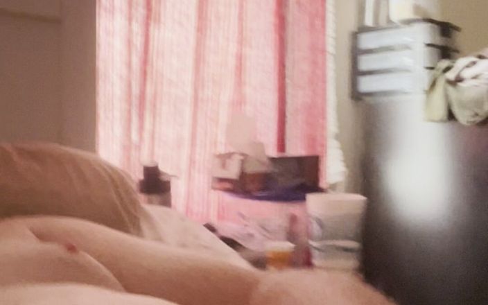 Royalpenis45: Strappando le calze e masturbando sapiente in mutandine di raso...