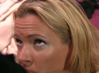 Alfacontent: Blonde babe krijgt sperma in het gezicht na het geven...