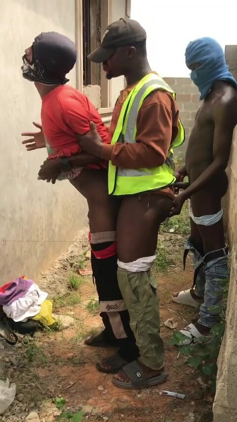 Sexylary: Meu padrasto e seu amigo me fodem atrás de uma...