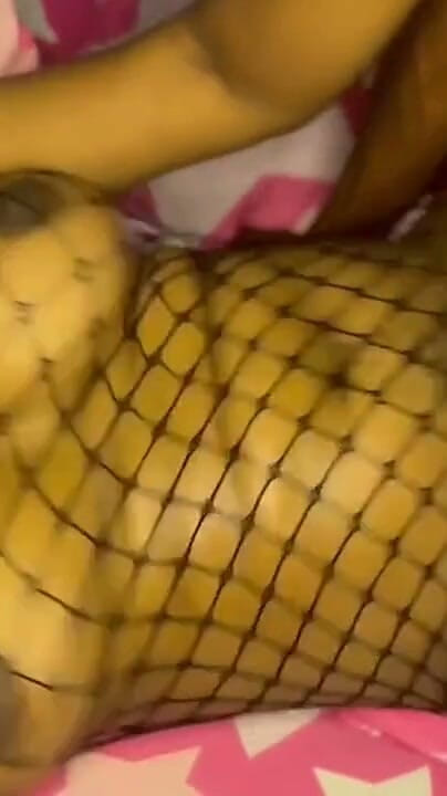 Spectacular porn: Une bombasse noire sexy se fait baiser par son demi-frère à...