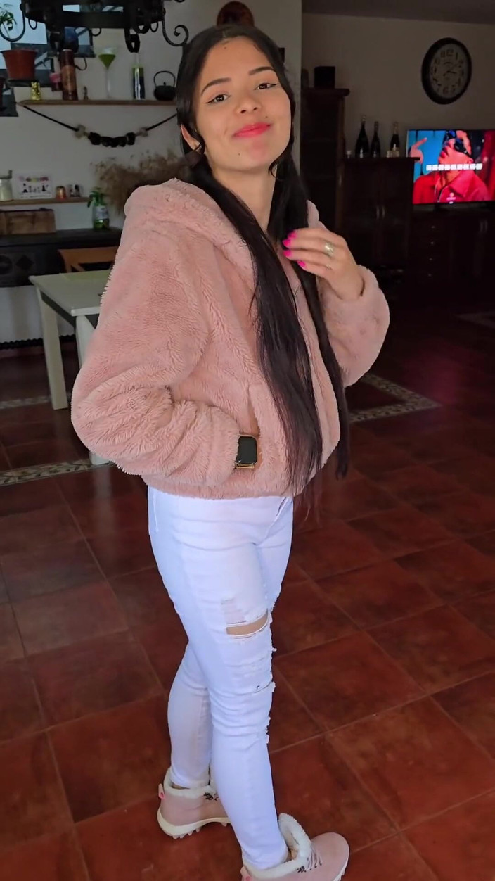 Labestiaylabella: Vím, že nadržená holka na Tinderu ji šukám na prvním amatérovi!!!