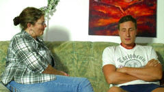 Mature Climax - 100% Mature Videos: O curvă matură țâțoasă are parte de spermă pe sânii ei...