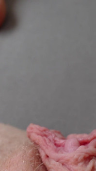 Sundám Si Kapuci Z Klitorisu a Dotýkám Se Ji Zblízka