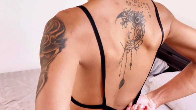 TransFindHer: Emmy Angels - futând o thailandeză tiny dick trans auto-proclamat pornstar