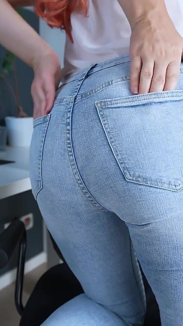Emily Bee: Menggoda rakan sekerja saya dengan seluar jeans basah
