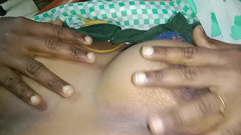 Tamil Anti Uma: Saya membentangkan makcik saya dan mengambil air dari jarinya.