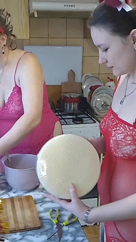Preparo una dolce colazione nuda con la mia amica con il seno generoso.