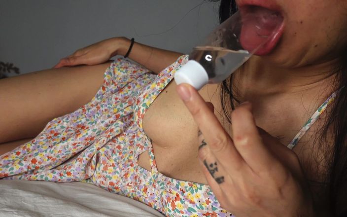 Asmr_mouth: Sledujte, jak si hraju sama se sebou