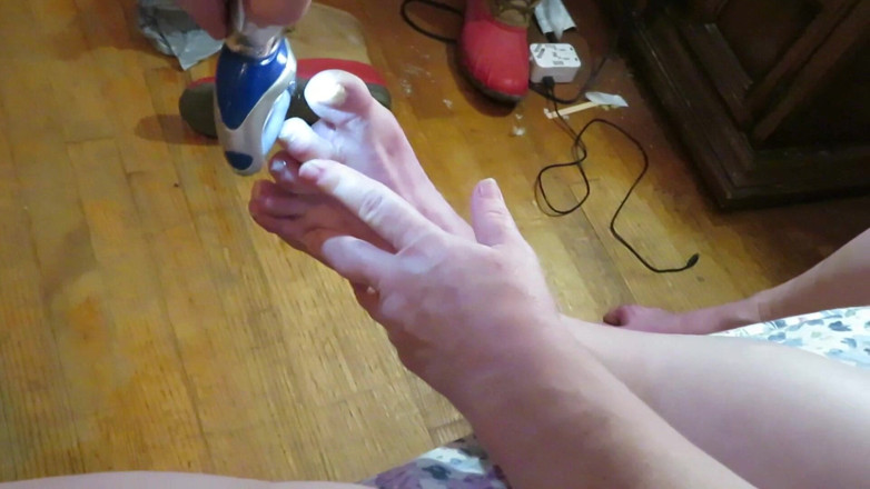 BBW nurse Vicki adventures with friends: Krankenschwester Vicki reibt ihre zehen mit ihrem elektrischen Pedi-ei-werkzeug! Arme...