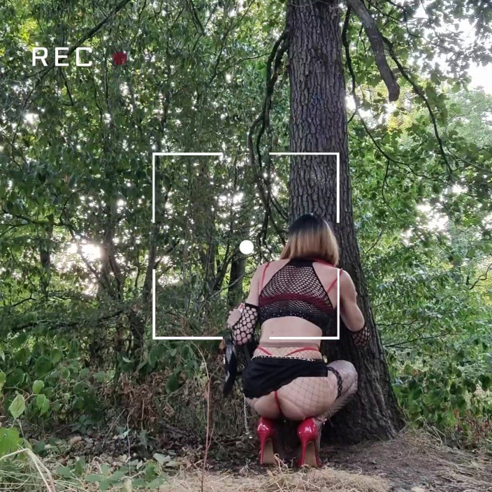 VaneSsa BiTCHx: Um professor se exibe no estacionamento de La Faisanderie.