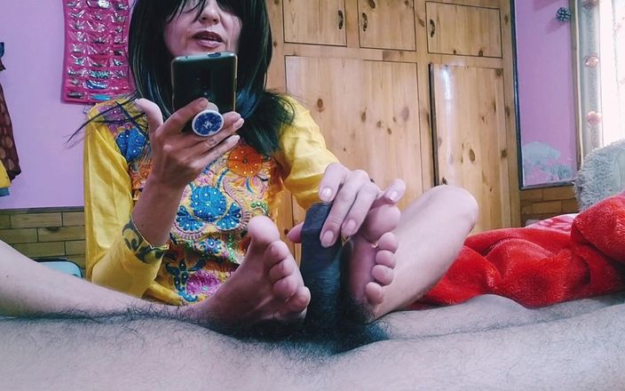 Bolly Karma: 继母想要观看她的继子鸡巴是如何表现的