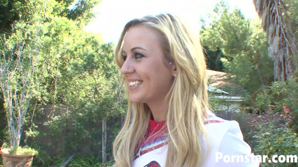 Pornstars: Schattige blondine Mae Meyers geniet van trio neukpartij