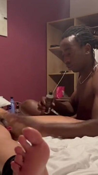 Masaj cu pizdă fierbinte legată stimulând clitorisul meu cu vibrator de ou