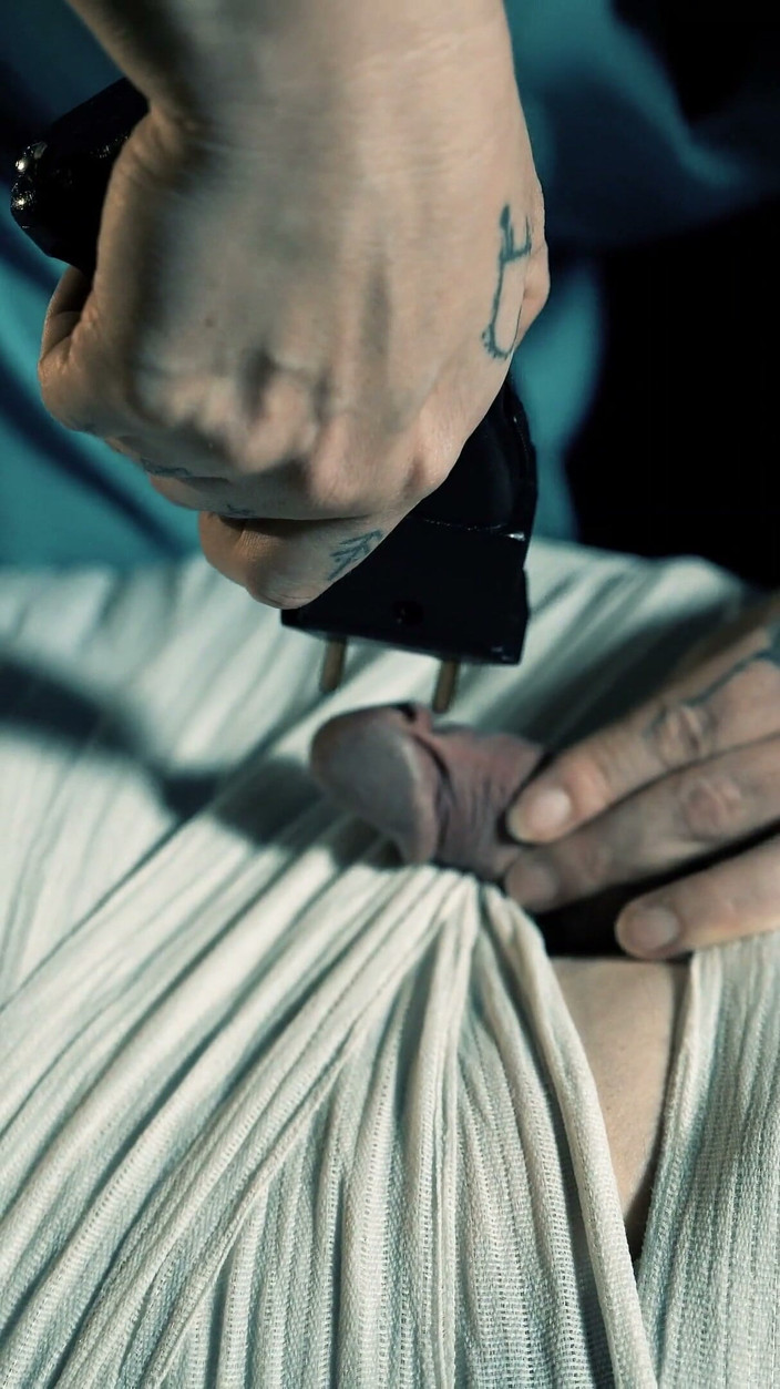 Sadic Sadie: Mummified และชาร์จ: การกีดกันทางประสาทสัมผัสด้วยไฟฟ้า CBT