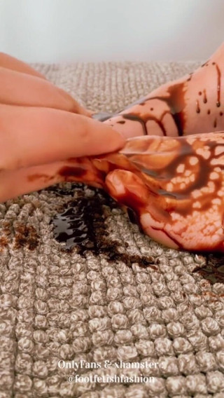 FootFetishFashion: Urut kaki dengan coklat, bahagian 1/2